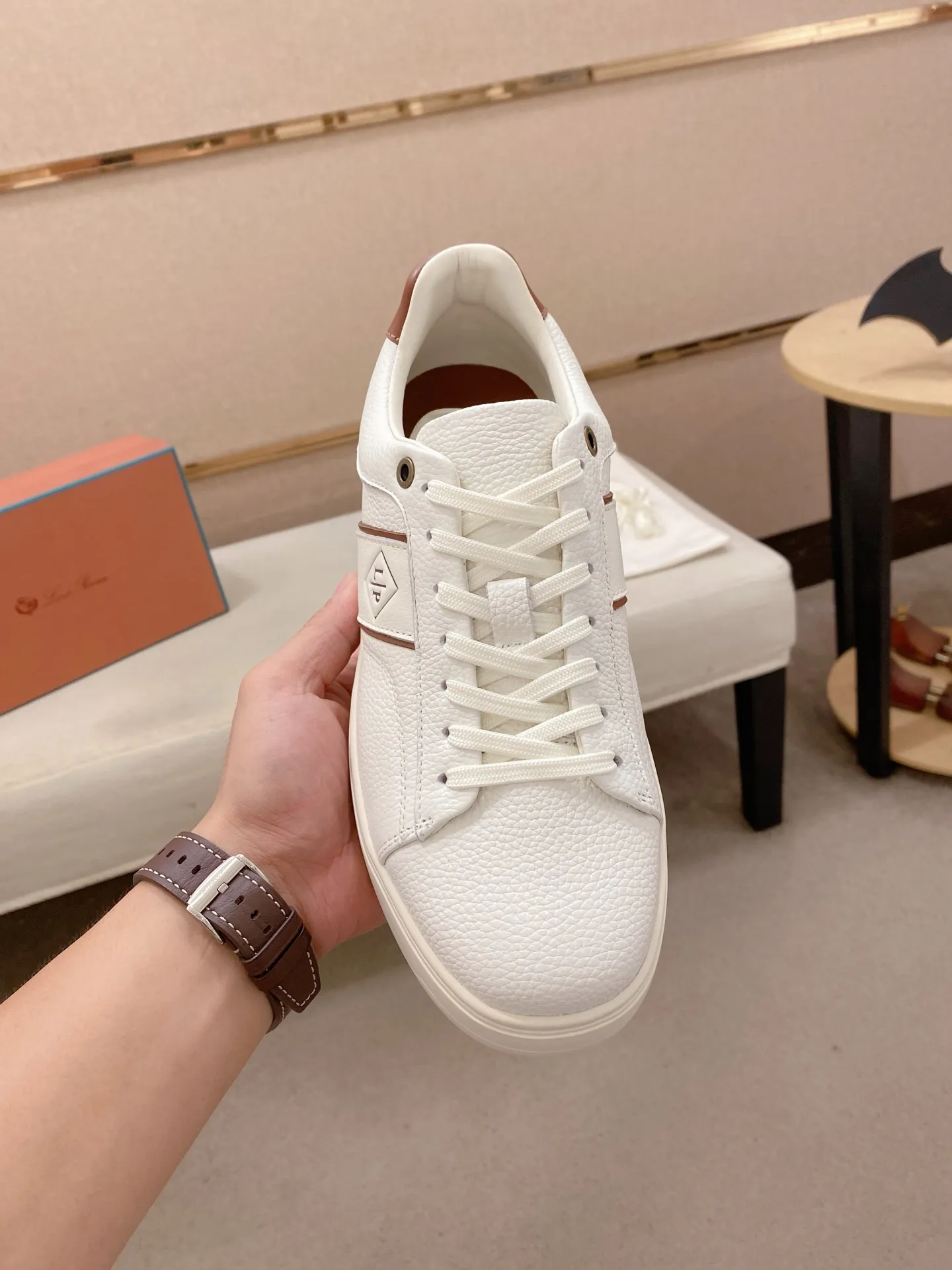 Men's shoes💰: 580💰🔥𝐥𝐨𝐫𝐨 𝐏𝐢𝐚𝐧𝐚 lp classic loafers, an Italian treasure brand, the only brand that can match Hermès! Only after wearing it do we realize that we can’t live up to our feet. The upper is made of imported first-layer cowhide with breathable fly-knit fabric, water-dyed cowhide foot pads, and the official original glass rubber outsole and pendant. Exclusive original packaging (tag ➕ brand paper ➕ outer box ➕ hand bag) code number: 38-44. Can be customized 45-46